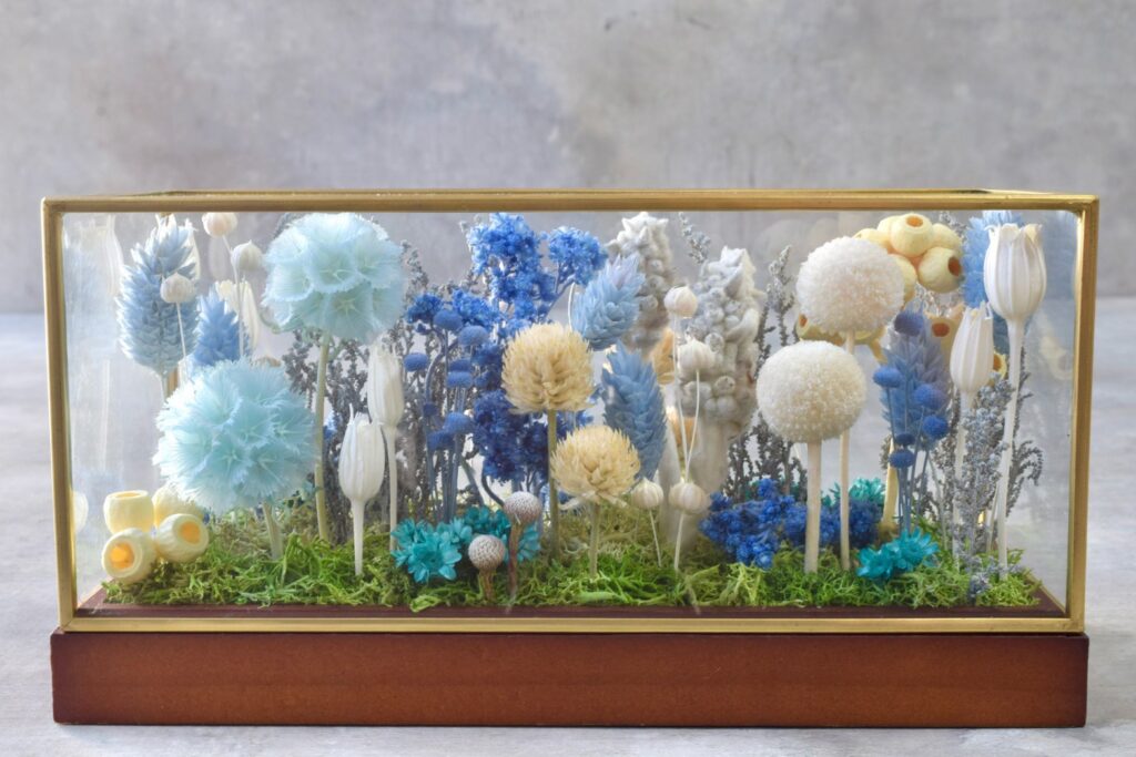 東京の花屋 叢屋Kusamurayaのドライフラワーインテリア雑貨。アンティーク調ガラスケース入りで、自宅用やギフト用に人気のアレンジメント。