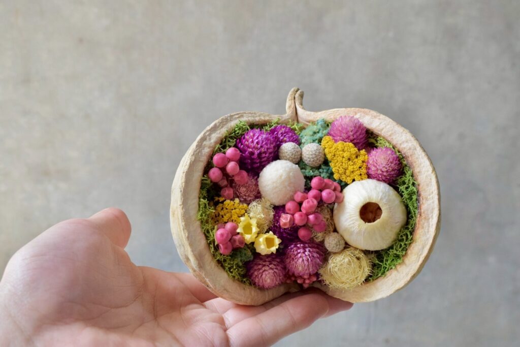 東京の花屋。幸福をもたらすと言われる縁起物のブッダナッツを器にした叢屋Kusamurayaドライフラワーアレンジ
誕生日・記念日ギフトや自宅インテリアにおすすめ。