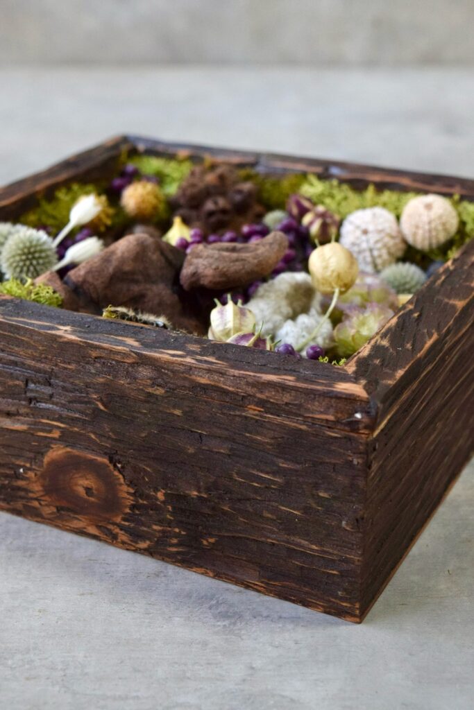 植物が群生して息づくような、不思議で奇妙な世界を閉じ込めた東京の花屋『叢屋kusamuraya』の植物インテリア。壁掛けに出来る立体装飾として楽しめるひと品。
