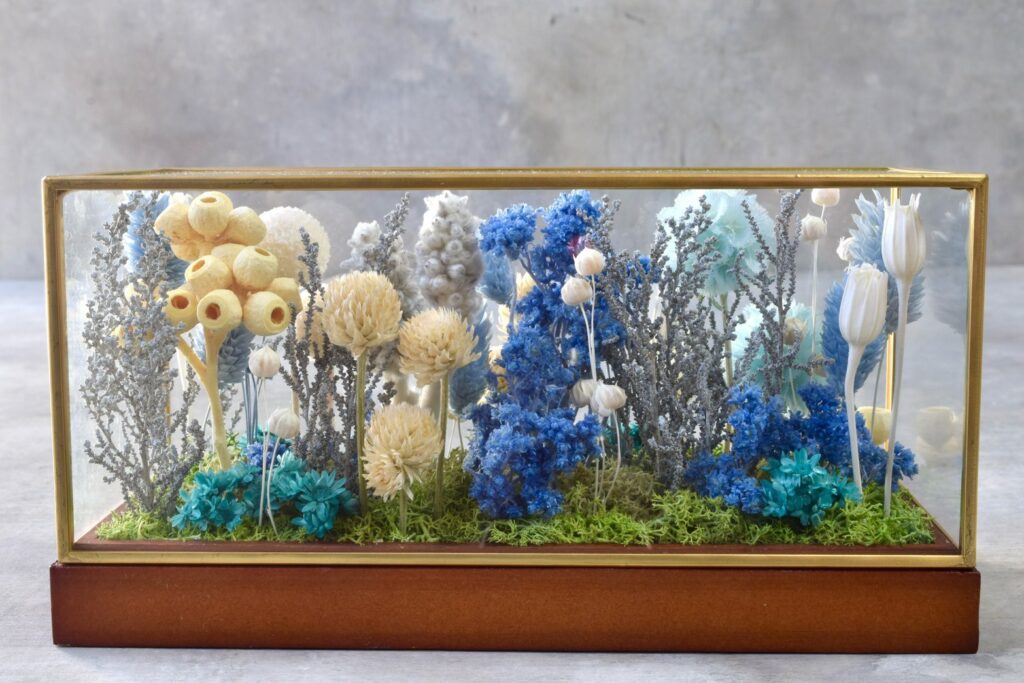 東京の花屋 叢屋Kusamurayaのドライフラワーインテリア雑貨。アンティーク調ガラスケース入りで、自宅用やギフト用に人気のアレンジメント。
