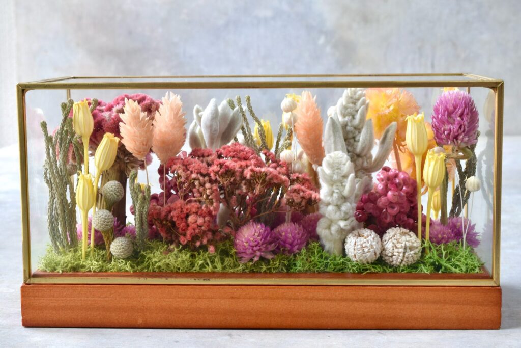 東京の花屋 叢屋Kusamurayaのドライフラワーインテリア雑貨。アンティーク調ガラスケース入りで、自宅用やギフト用に人気のアレンジメント。
