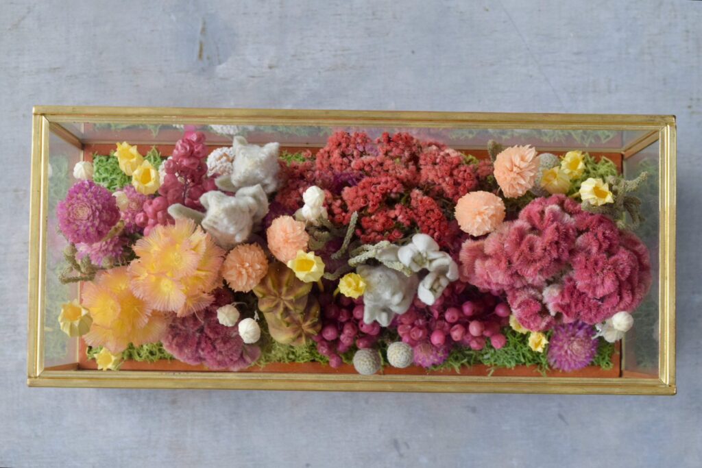 東京の花屋 叢屋Kusamurayaのドライフラワーインテリア雑貨。アンティーク調ガラスケース入りで、自宅用やギフト用に人気のアレンジメント。