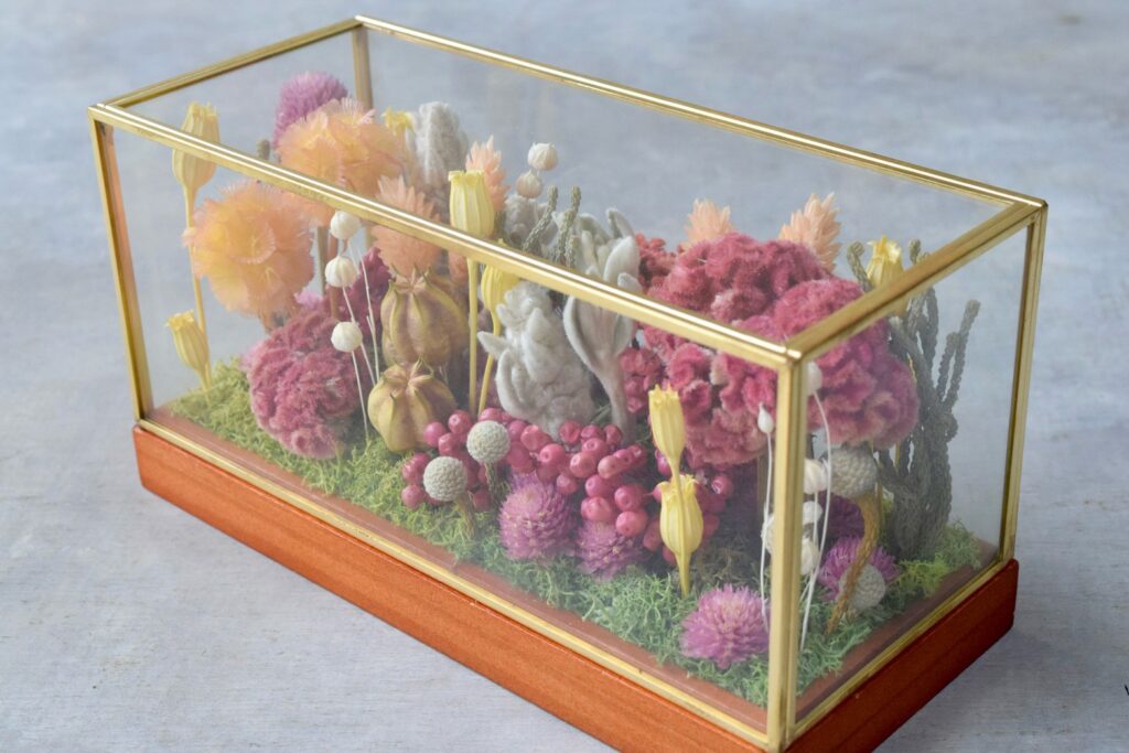 東京の花屋 叢屋Kusamurayaのドライフラワーインテリア雑貨。アンティーク調ガラスケース入りで、自宅用やギフト用に人気のアレンジメント。