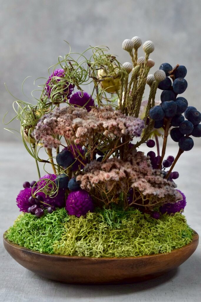 東京の花屋 叢屋Kusamurayaのドライフラワーインテリア雑貨。アンティーク調の木皿(ウッドプレート)を使った、自宅用やギフト用に人気のアレンジメント。