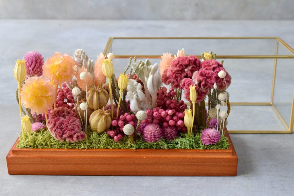 東京の花屋 叢屋Kusamurayaのドライフラワーインテリア雑貨。アンティーク調ガラスケース入りで、自宅用やギフト用に人気のアレンジメント。