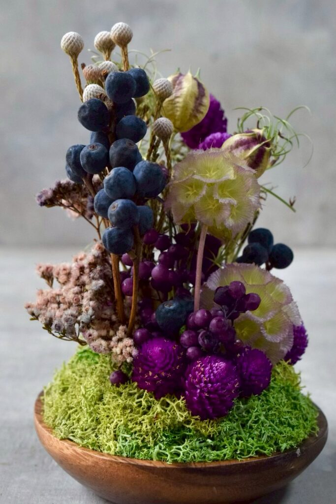 東京の花屋 叢屋Kusamurayaのドライフラワーインテリア雑貨。アンティーク調の木皿(ウッドプレート)を使った、自宅用やギフト用に人気のアレンジメント。