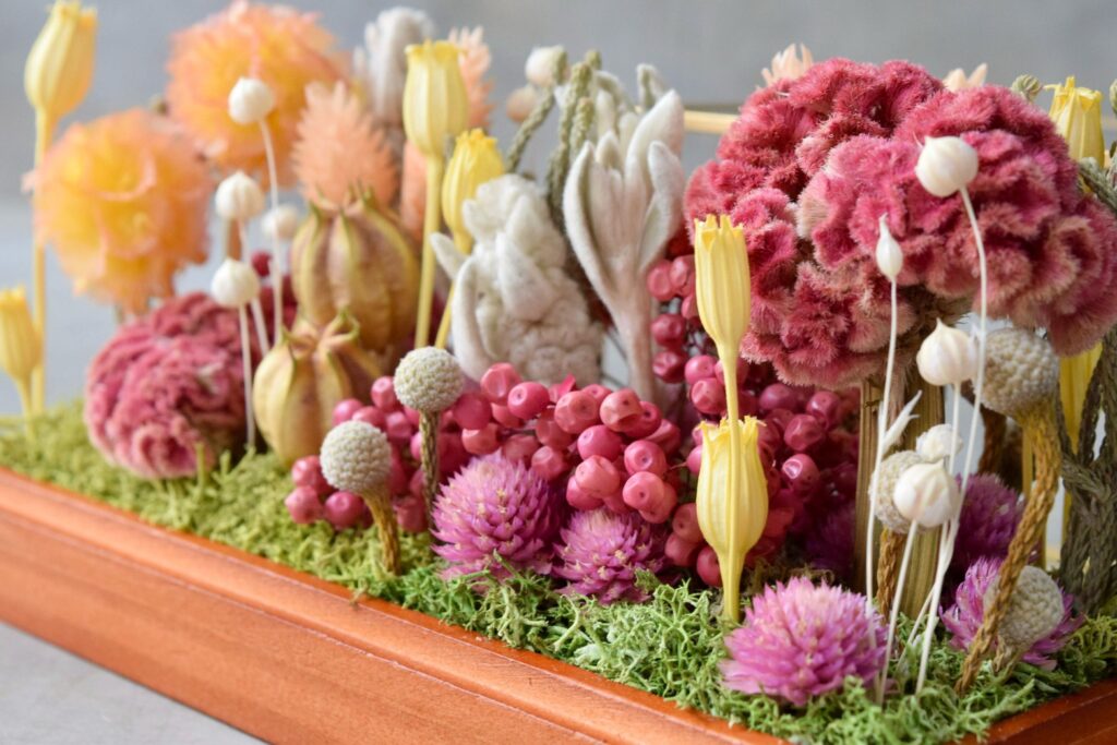 東京の花屋 叢屋Kusamurayaのドライフラワーインテリア雑貨。アンティーク調ガラスケース入りで、自宅用やギフト用に人気のアレンジメント。