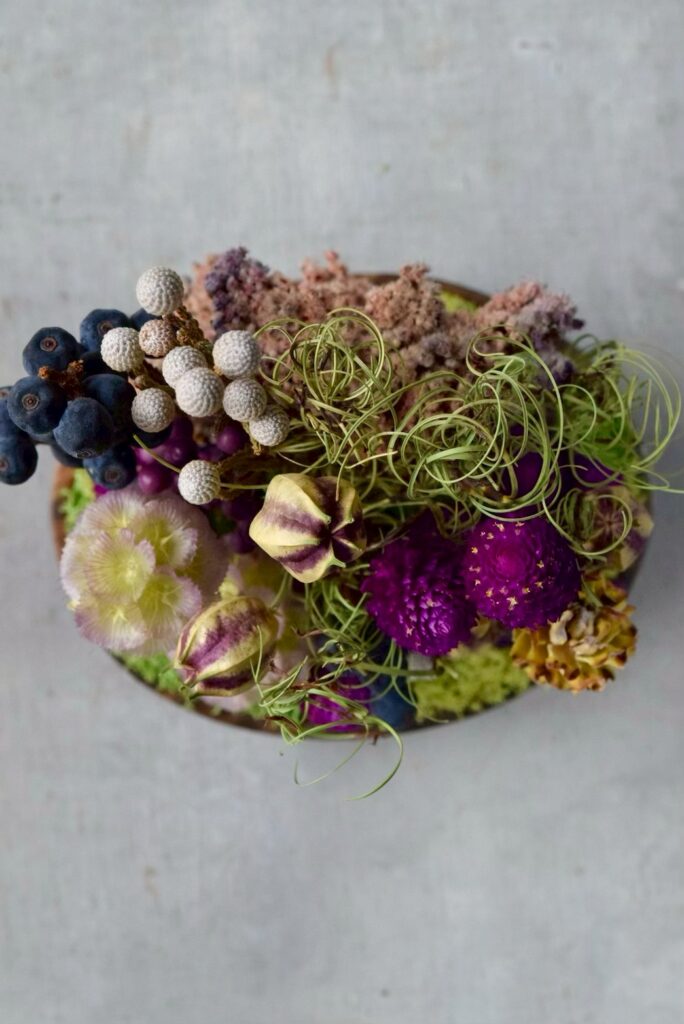 東京の花屋 叢屋Kusamurayaのドライフラワーインテリア雑貨。アンティーク調の木皿(ウッドプレート)を使った、自宅用やギフト用に人気のアレンジメント。