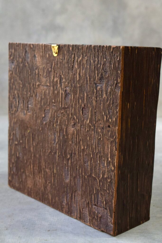 植物が群生して息づくような、不思議で奇妙な世界を閉じ込めた東京の花屋『叢屋kusamuraya』の植物インテリア。壁掛けに出来る立体装飾として楽しめるひと品。
