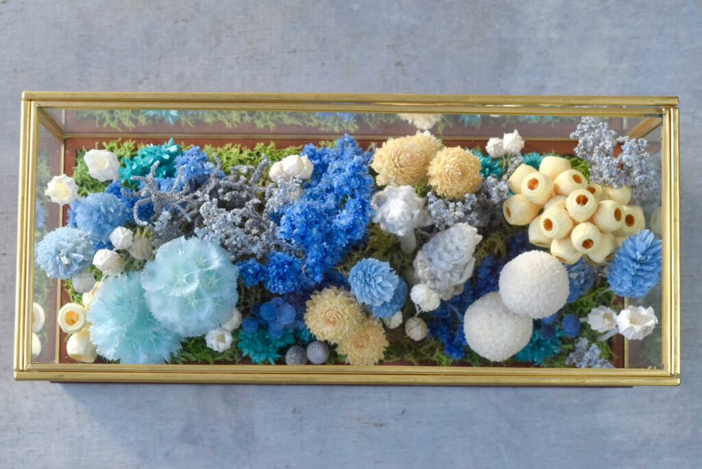 東京の花屋 叢屋Kusamurayaのドライフラワーインテリア雑貨。アンティーク調ガラスケース入りで、自宅用やギフト用に人気のアレンジメント。