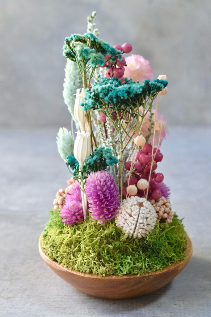 東京の花屋 叢屋Kusamurayaのドライフラワーインテリア雑貨。アンティーク調の木皿(ウッドプレート)を使った、自宅用やギフト用に人気のアレンジメント。