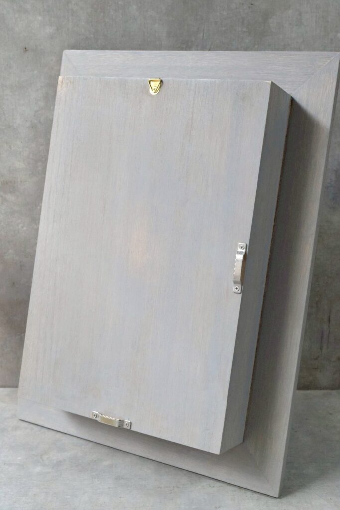 東京の花屋 叢屋Kusamurayaのドライフラワーインテリア雑貨。アンティーク調の木製フレームに、絵画をイメージしてデザインされた壁掛けタイプのドライフラワーインテリア。自宅用やギフト用として人気のアレンジメントです。