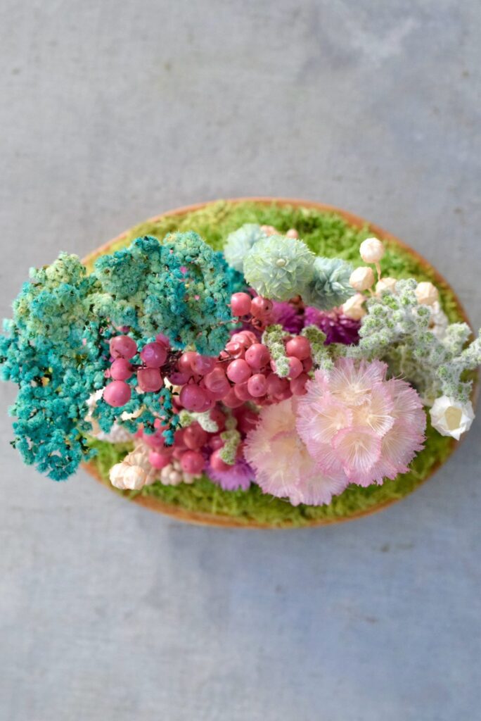 東京の花屋 叢屋Kusamurayaのドライフラワーインテリア雑貨。アンティーク調の木皿(ウッドプレート)を使った、自宅用やギフト用に人気のアレンジメント。