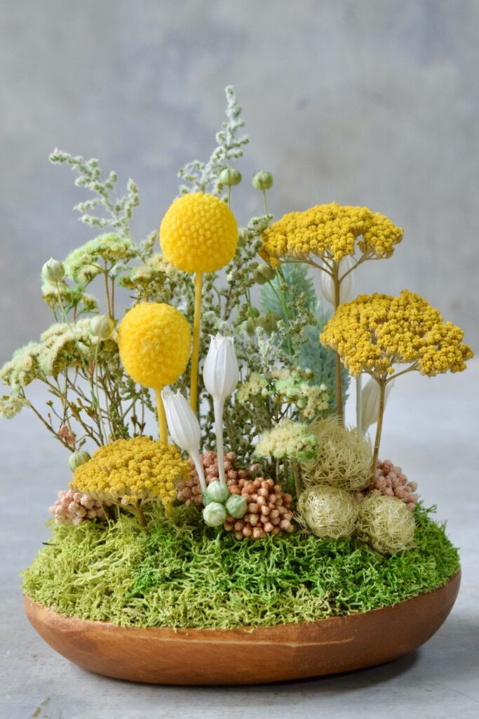 東京の花屋 叢屋Kusamurayaのドライフラワーインテリア雑貨。アンティーク調の木皿(ウッドプレート)を使った、自宅用やギフト用に人気のアレンジメント。