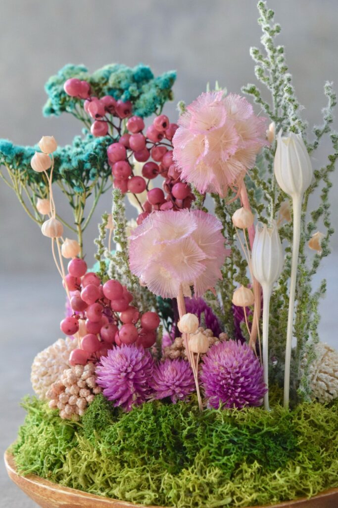 東京の花屋 叢屋Kusamurayaのドライフラワーインテリア雑貨。アンティーク調の木皿(ウッドプレート)を使った、自宅用やギフト用に人気のアレンジメント。