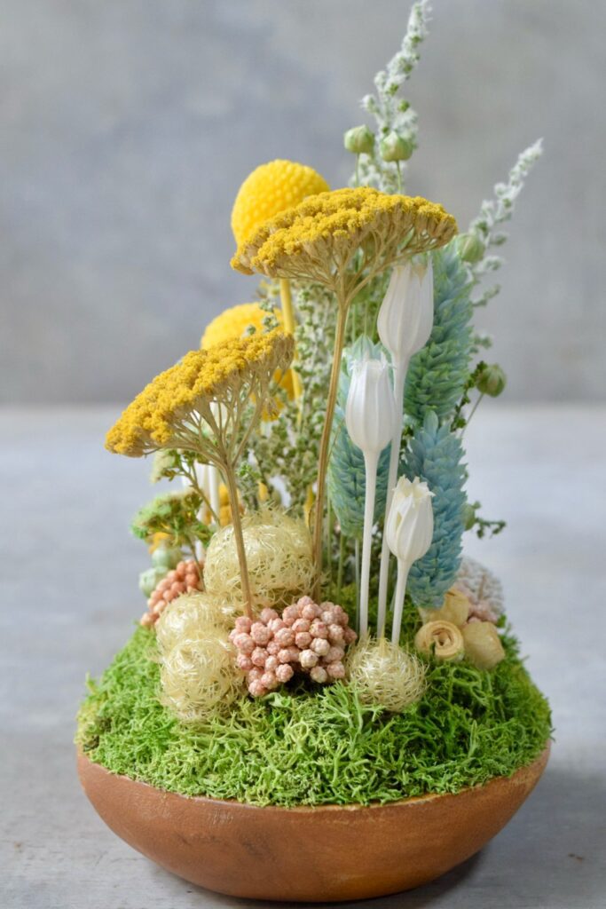 東京の花屋 叢屋Kusamurayaのドライフラワーインテリア雑貨。アンティーク調の木皿(ウッドプレート)を使った、自宅用やギフト用に人気のアレンジメント。