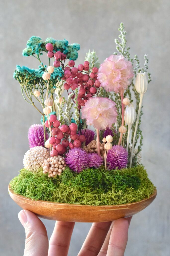 東京の花屋 叢屋Kusamurayaのドライフラワーインテリア雑貨。アンティーク調の木皿(ウッドプレート)を使った、自宅用やギフト用に人気のアレンジメント。