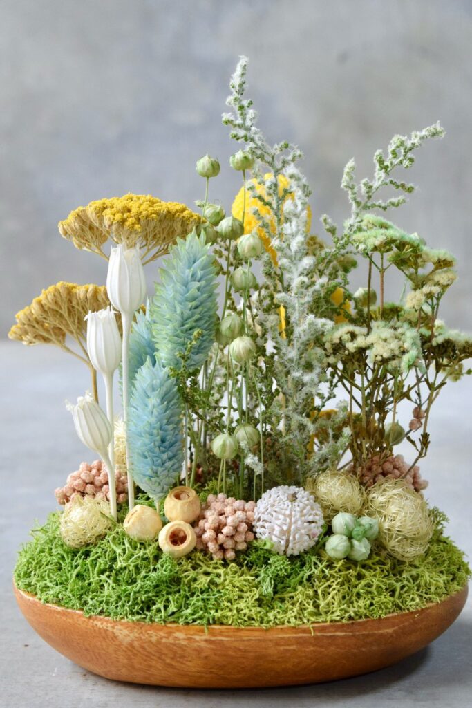 東京の花屋 叢屋Kusamurayaのドライフラワーインテリア雑貨。アンティーク調の木皿(ウッドプレート)を使った、自宅用やギフト用に人気のアレンジメント。