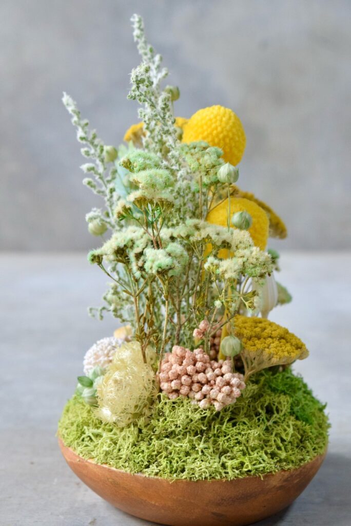 東京の花屋 叢屋Kusamurayaのドライフラワーインテリア雑貨。アンティーク調の木皿(ウッドプレート)を使った、自宅用やギフト用に人気のアレンジメント。