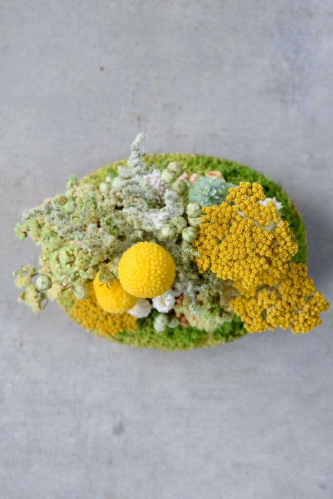 東京の花屋 叢屋Kusamurayaのドライフラワーインテリア雑貨。アンティーク調の木皿(ウッドプレート)を使った、自宅用やギフト用に人気のアレンジメント。