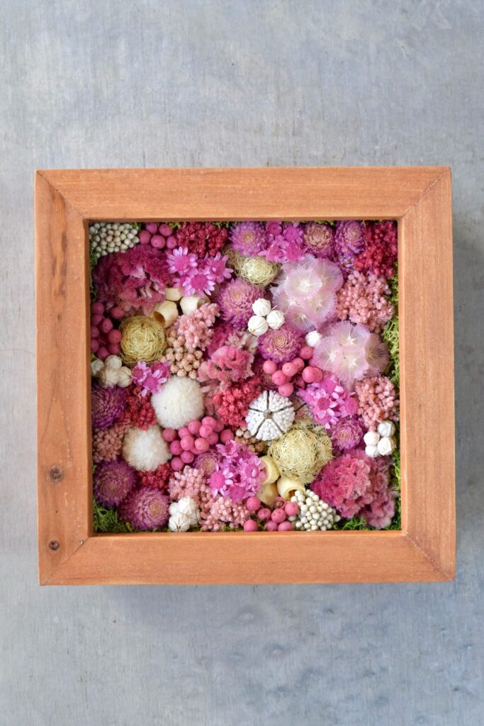 森の奥でひっそりと息づいているような、小さな植物の世界。東京の花屋『叢屋kusamuraya』が手がける、ナチュラルカラーのウッドボックス植物インテリア。