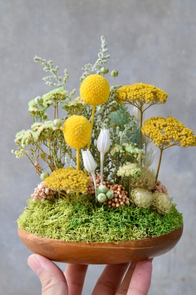 東京の花屋 叢屋Kusamurayaのドライフラワーインテリア雑貨。アンティーク調の木皿(ウッドプレート)を使った、自宅用やギフト用に人気のアレンジメント。