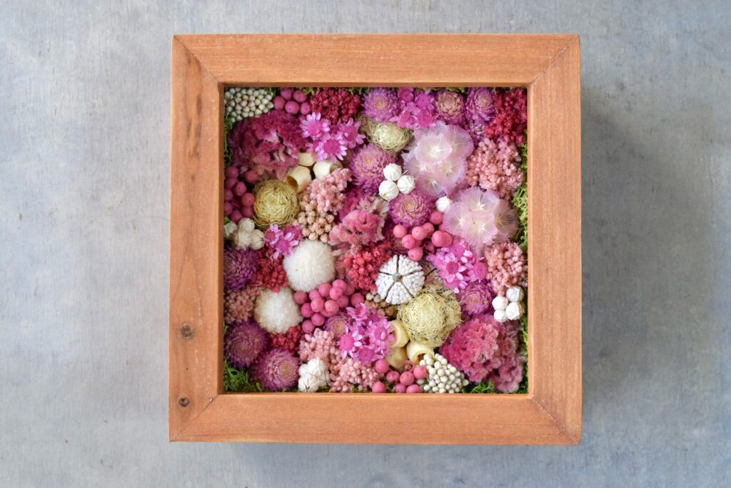 森の奥でひっそりと息づいているような、小さな植物の世界。東京の花屋『叢屋kusamuraya』が手がける、ナチュラルカラーのウッドボックス植物インテリア。