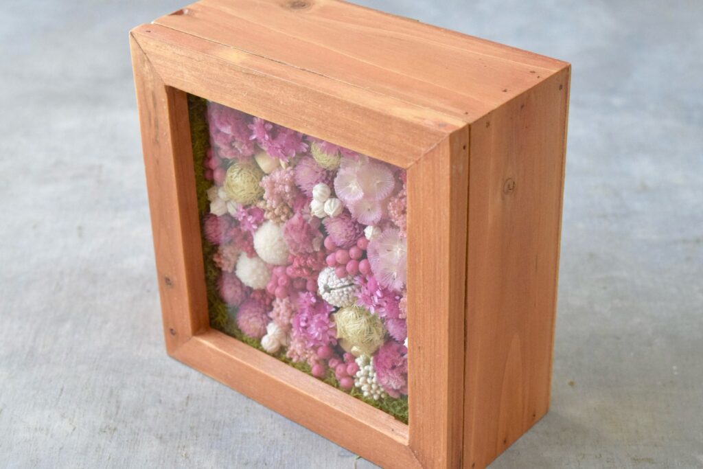 森の奥でひっそりと息づいているような、小さな植物の世界。東京の花屋『叢屋kusamuraya』が手がける、ナチュラルカラーのウッドボックス植物インテリア。