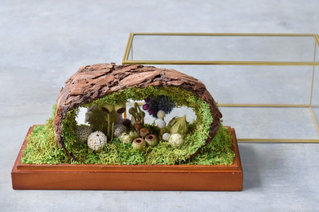 東京の花屋 叢屋Kusamurayaのドライフラワーインテリア雑貨。アンティーク調ガラスケース入りで、自宅用やギフト用に人気のアレンジメント。