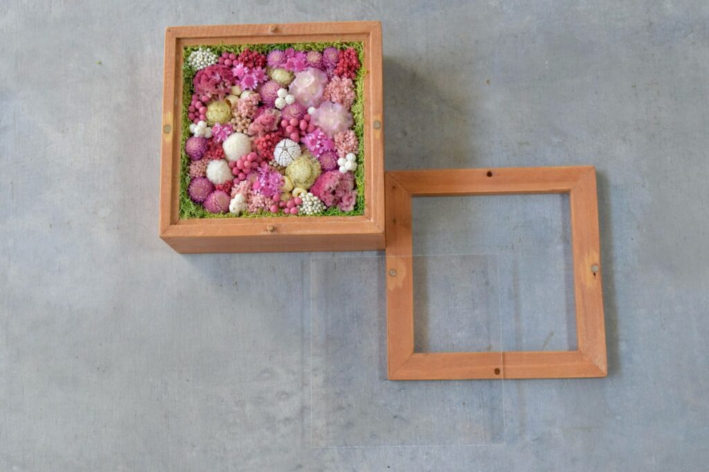 森の奥でひっそりと息づいているような、小さな植物の世界。東京の花屋『叢屋kusamuraya』が手がける、ナチュラルカラーのウッドボックス植物インテリア。