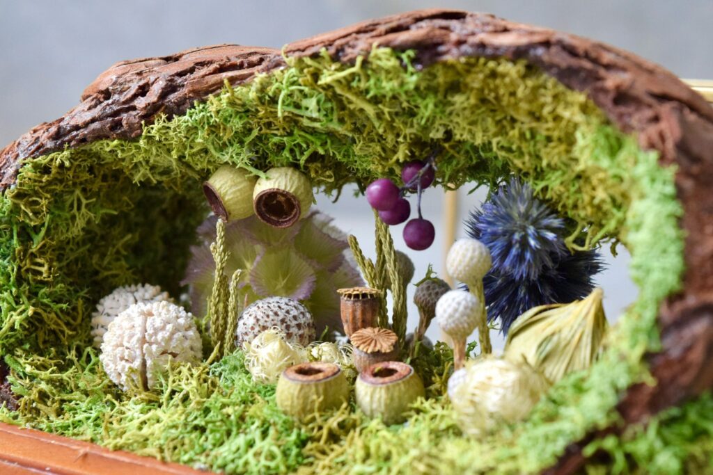 東京の花屋 叢屋Kusamurayaのドライフラワーインテリア雑貨。アンティーク調ガラスケース入りで、自宅用やギフト用に人気のアレンジメント。