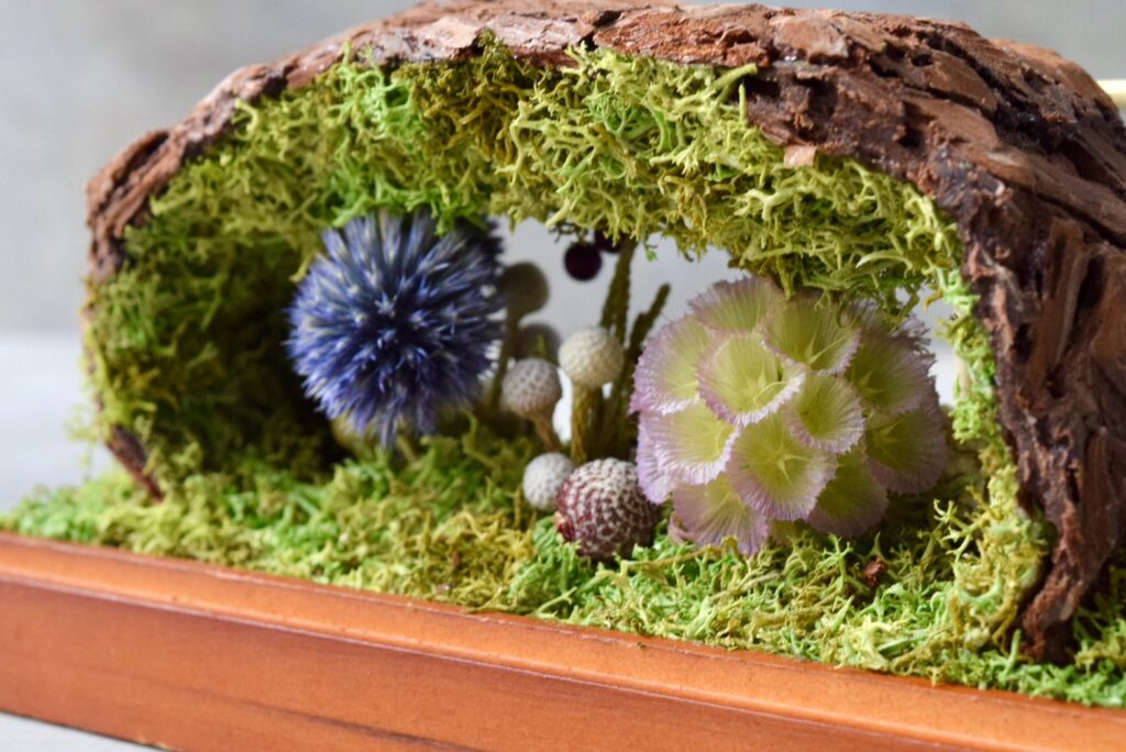 東京の花屋 叢屋Kusamurayaのドライフラワーインテリア雑貨。アンティーク調ガラスケース入りで、自宅用やギフト用に人気のアレンジメント。