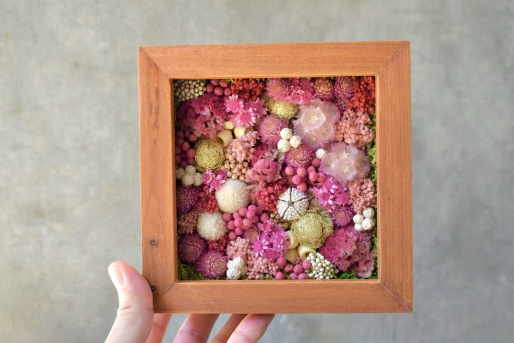 森の奥でひっそりと息づいているような、小さな植物の世界。東京の花屋『叢屋kusamuraya』が手がける、ナチュラルカラーのウッドボックス植物インテリア。