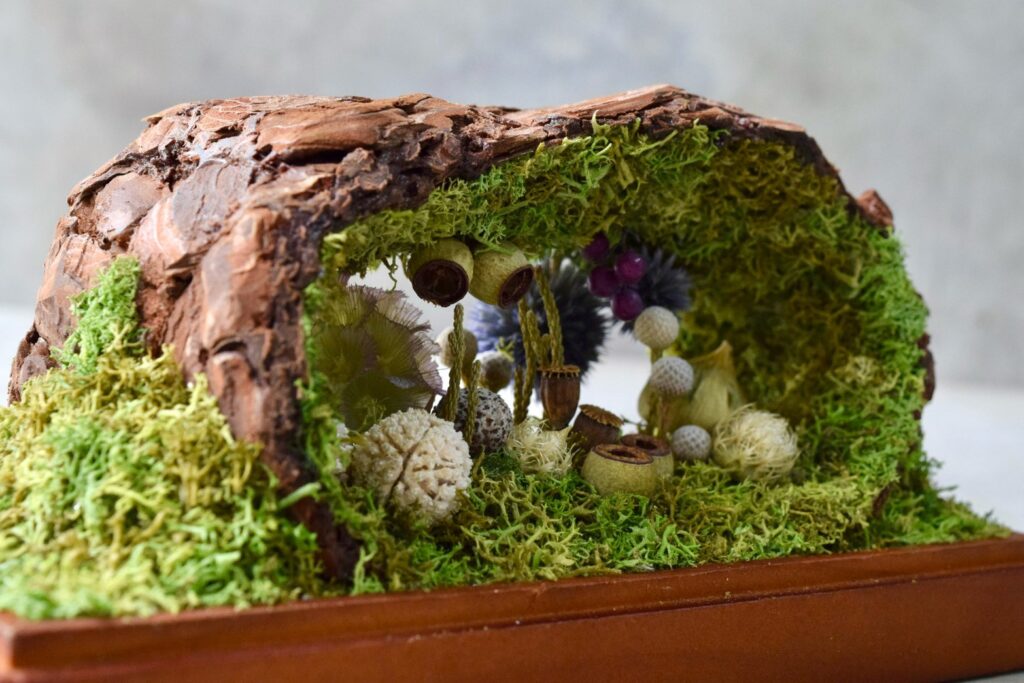 東京の花屋 叢屋Kusamurayaのドライフラワーインテリア雑貨。アンティーク調ガラスケース入りで、自宅用やギフト用に人気のアレンジメント。