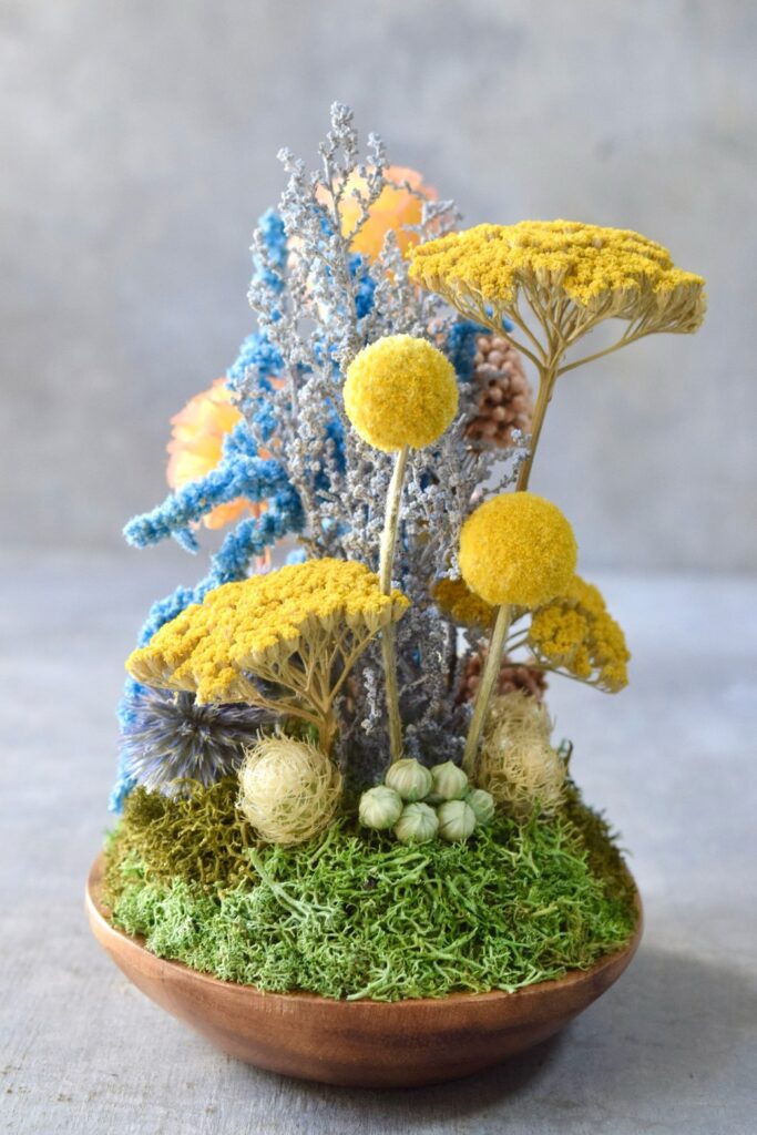 東京の花屋 叢屋Kusamurayaのドライフラワーインテリア雑貨。アンティーク調の木皿(ウッドプレート)を使った、自宅用やギフト用に人気のアレンジメント。