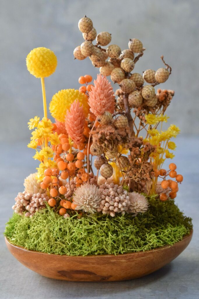 東京の花屋 叢屋Kusamurayaのドライフラワーインテリア雑貨。アンティーク調の木皿(ウッドプレート)を使った、自宅用やギフト用に人気のアレンジメント。