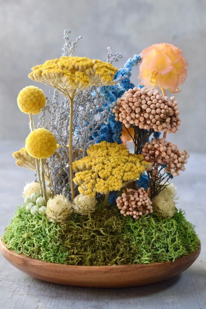 東京の花屋 叢屋Kusamurayaのドライフラワーインテリア雑貨。アンティーク調の木皿(ウッドプレート)を使った、自宅用やギフト用に人気のアレンジメント。