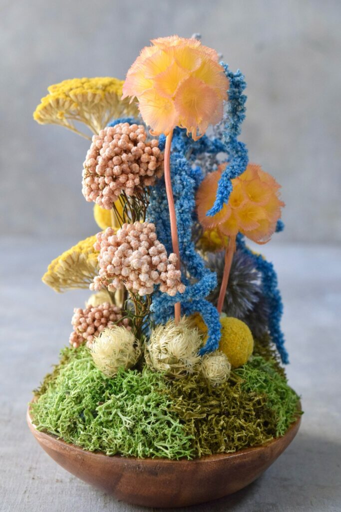 東京の花屋 叢屋Kusamurayaのドライフラワーインテリア雑貨。アンティーク調の木皿(ウッドプレート)を使った、自宅用やギフト用に人気のアレンジメント。