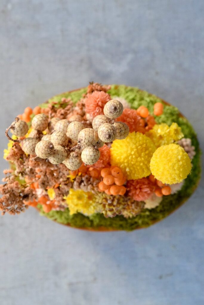 東京の花屋 叢屋Kusamurayaのドライフラワーインテリア雑貨。アンティーク調の木皿(ウッドプレート)を使った、自宅用やギフト用に人気のアレンジメント。