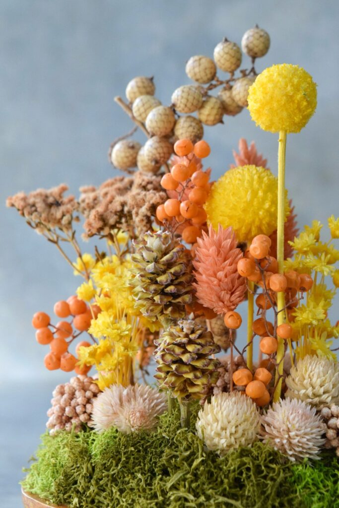 東京の花屋 叢屋Kusamurayaのドライフラワーインテリア雑貨。アンティーク調の木皿(ウッドプレート)を使った、自宅用やギフト用に人気のアレンジメント。