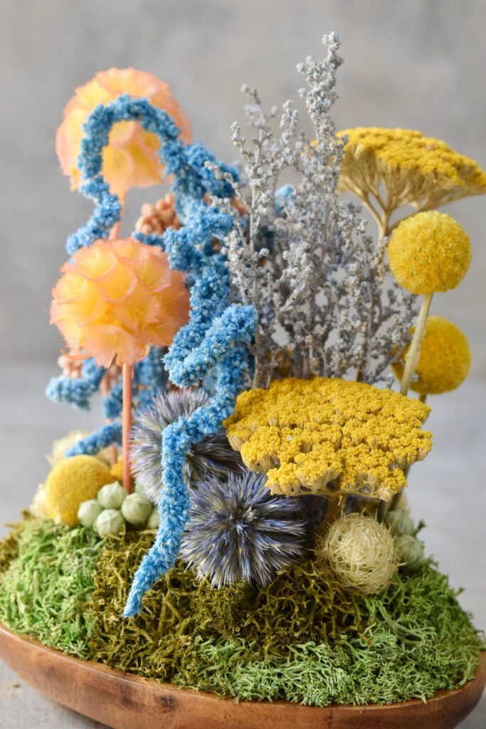 東京の花屋 叢屋Kusamurayaのドライフラワーインテリア雑貨。アンティーク調の木皿(ウッドプレート)を使った、自宅用やギフト用に人気のアレンジメント。