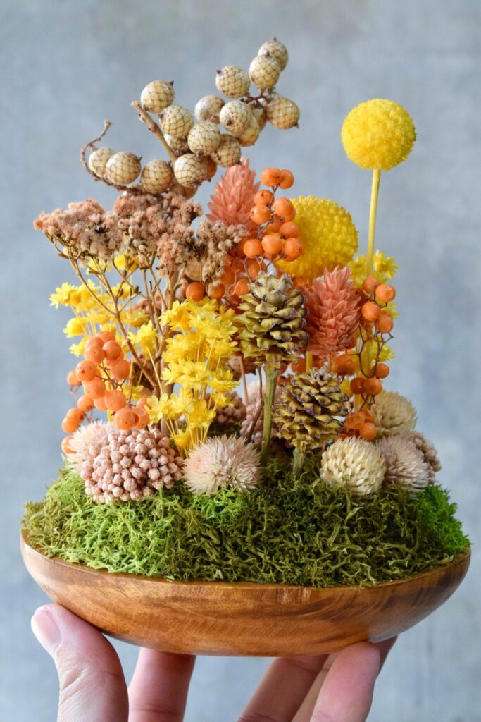 東京の花屋 叢屋Kusamurayaのドライフラワーインテリア雑貨。アンティーク調の木皿(ウッドプレート)を使った、自宅用やギフト用に人気のアレンジメント。