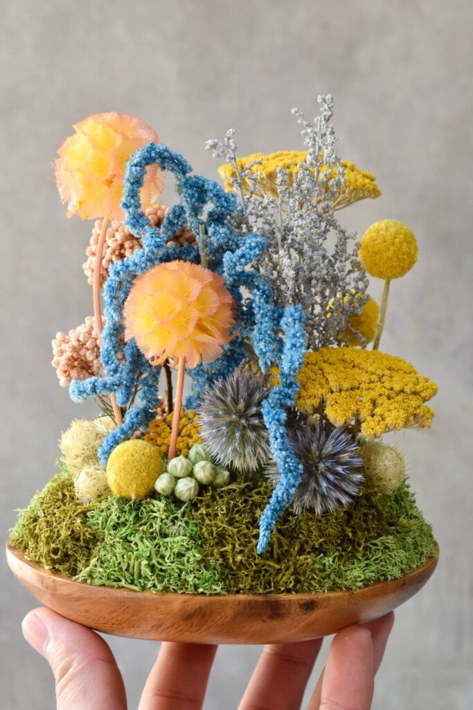 東京の花屋 叢屋Kusamurayaのドライフラワーインテリア雑貨。アンティーク調の木皿(ウッドプレート)を使った、自宅用やギフト用に人気のアレンジメント。