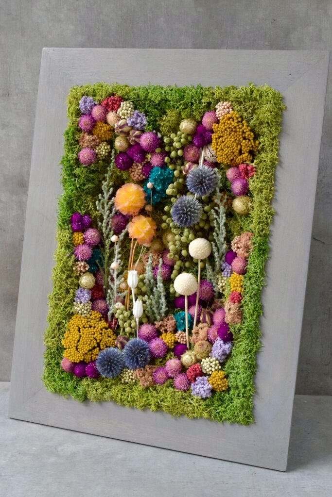 東京の花屋 叢屋Kusamurayaのドライフラワーインテリア雑貨。アンティーク調の木製フレームに、絵画をイメージしてデザインされた壁掛けタイプのドライフラワーインテリア。自宅用やギフト用として人気のアレンジメントです。
