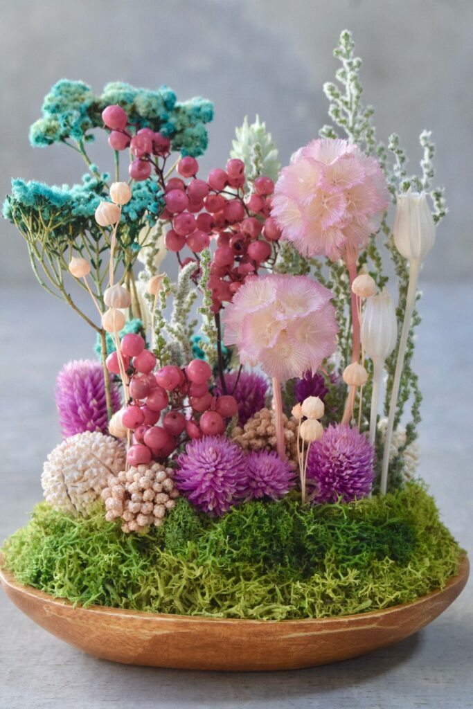 東京の花屋 叢屋Kusamurayaのドライフラワーインテリア雑貨。アンティーク調の木皿(ウッドプレート)を使った、自宅用やギフト用に人気のアレンジメント。