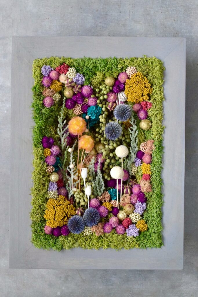 東京の花屋 叢屋Kusamurayaのドライフラワーインテリア雑貨。アンティーク調の木製フレームに、絵画をイメージしてデザインされた壁掛けタイプのドライフラワーインテリア。自宅用やギフト用として人気のアレンジメントです。