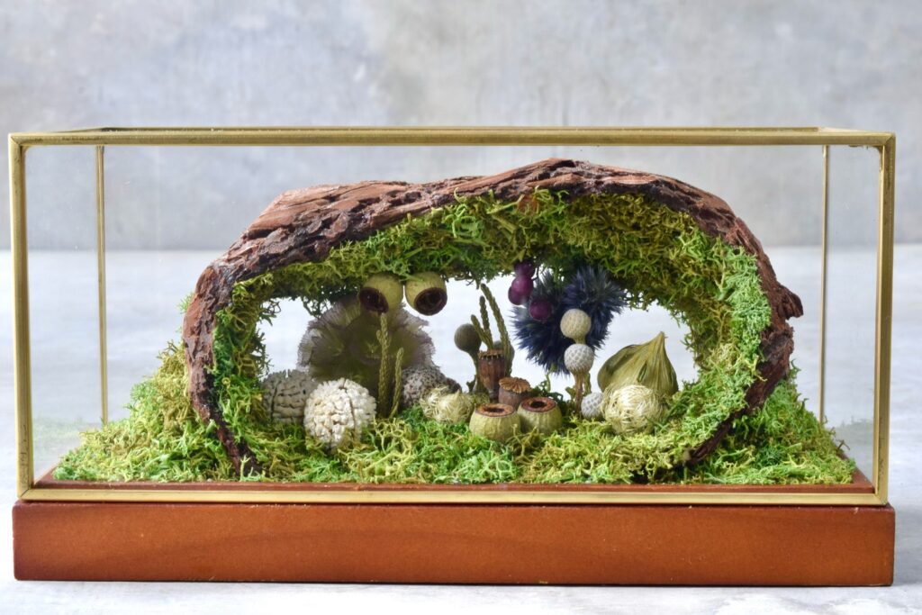 東京の花屋 叢屋Kusamurayaのドライフラワーインテリア雑貨。アンティーク調ガラスケース入りで、自宅用やギフト用に人気のアレンジメント。