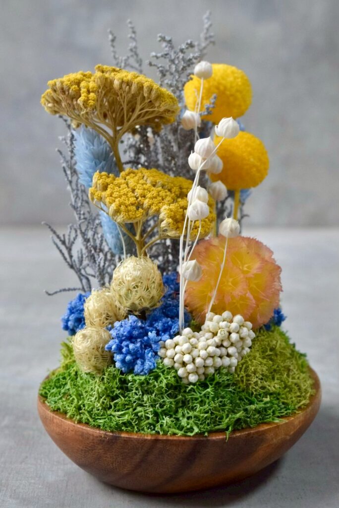 東京の花屋 叢屋Kusamurayaのドライフラワーインテリア雑貨。アンティーク調の木皿(ウッドプレート)を使った、自宅用やギフト用に人気のアレンジメント。