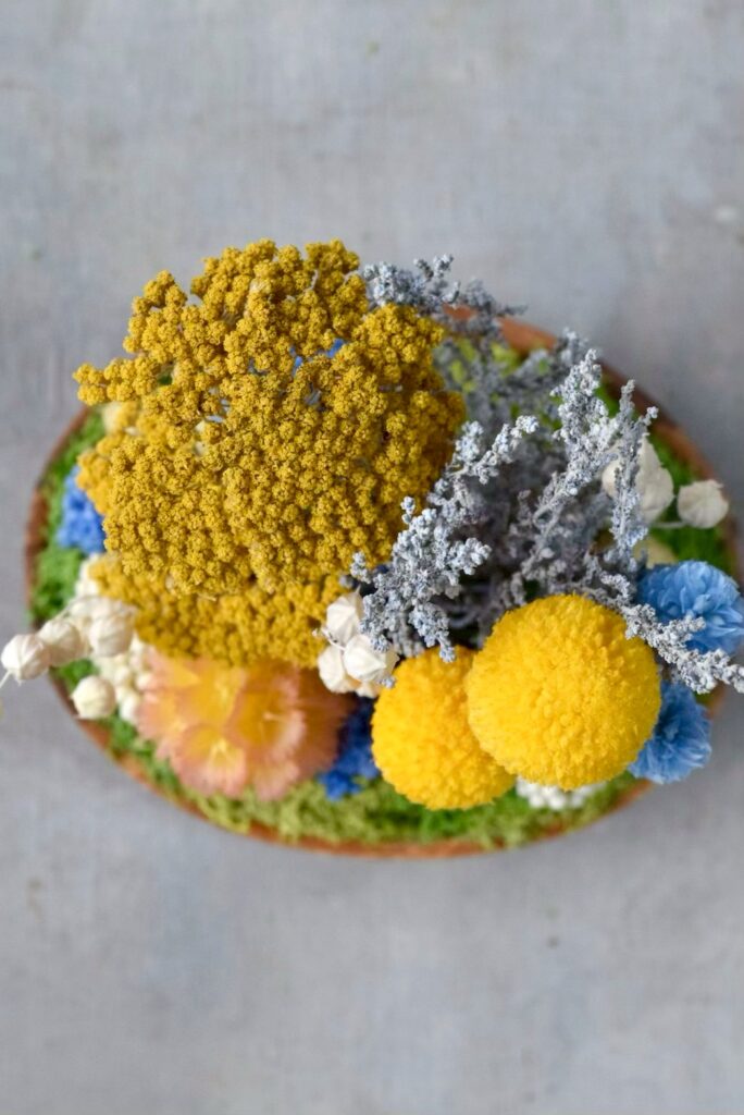 東京の花屋 叢屋Kusamurayaのドライフラワーインテリア雑貨。アンティーク調の木皿(ウッドプレート)を使った、自宅用やギフト用に人気のアレンジメント。