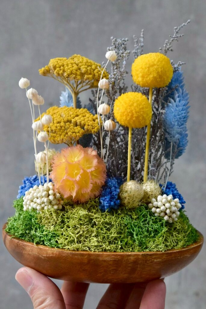 東京の花屋 叢屋Kusamurayaのドライフラワーインテリア雑貨。アンティーク調の木皿(ウッドプレート)を使った、自宅用やギフト用に人気のアレンジメント。